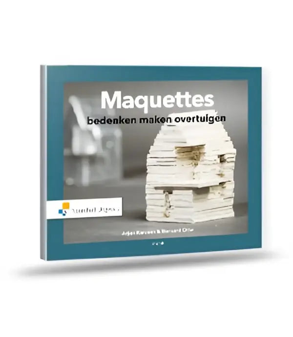 De kaft van het boek maquettes van arjan karssen en bernhard otte heeft een groene rand en gestapelde houten blokken