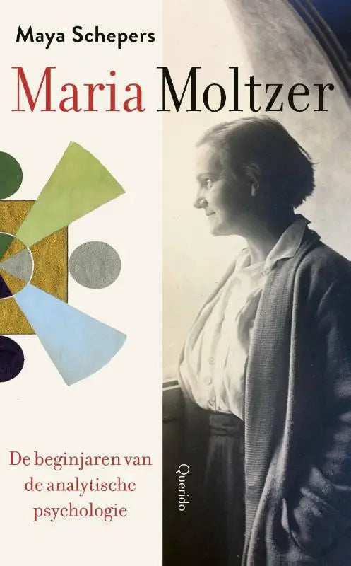 De boekcover toont een zwart-witportret van Maria Moltzer met abstracte vormen in groen, blauw en goud voor analytische psychologie