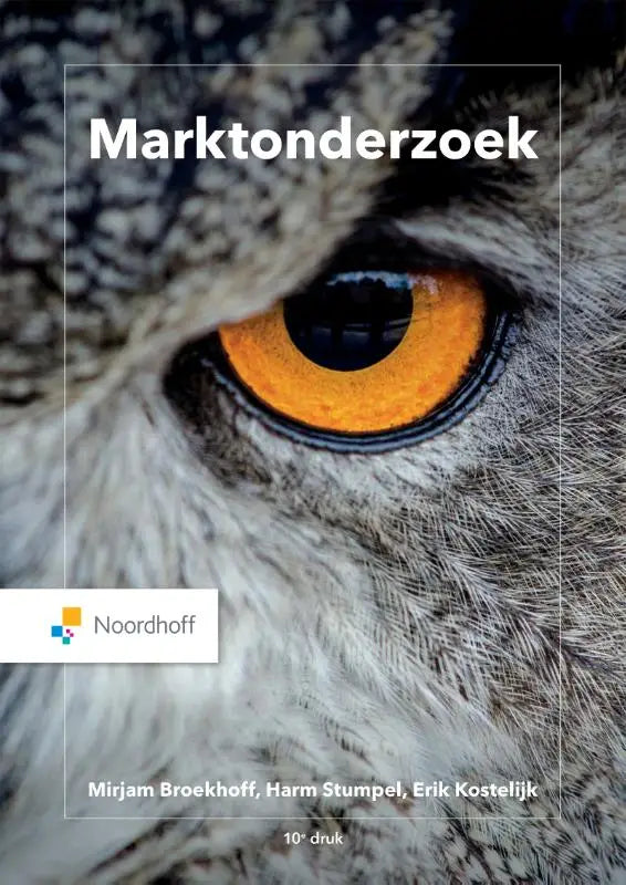 Close-up van een marktonderzoek product met een oranje uilsoog en gedetailleerde grijswitte veertextuur door erik kostelijk