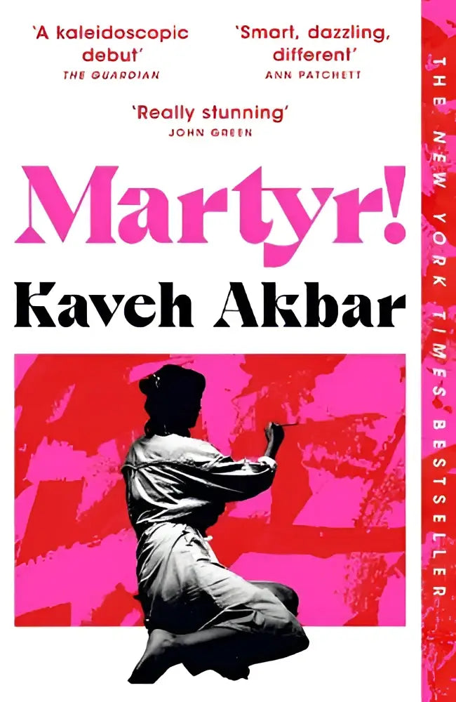 De boekomslag van martyr van kaveh akbar toont de titel in roze letters op een magenta achtergrond met rode streken en een knielende zwarte silhouet