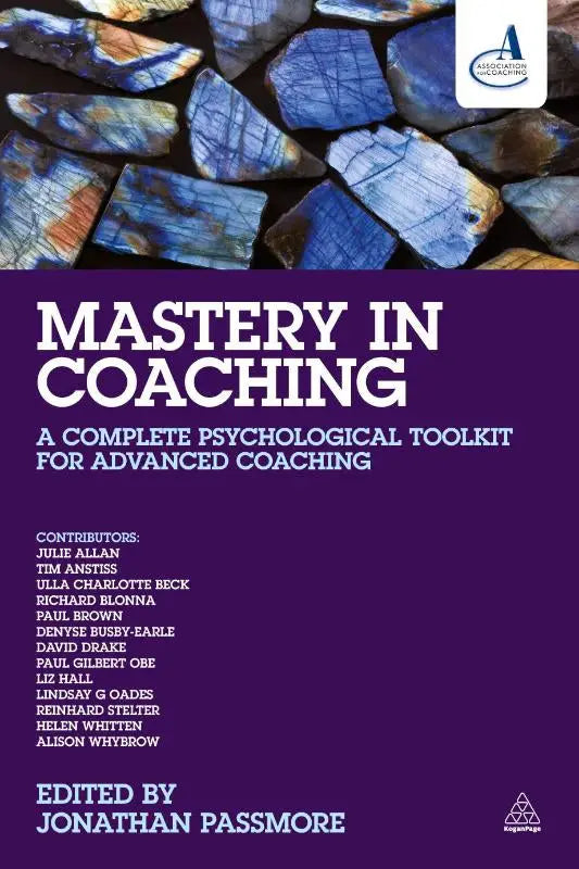 De boekomslag mastery in coaching toont een complete psychological toolkit voor advanced coaching met blauwe en gouden mineralen