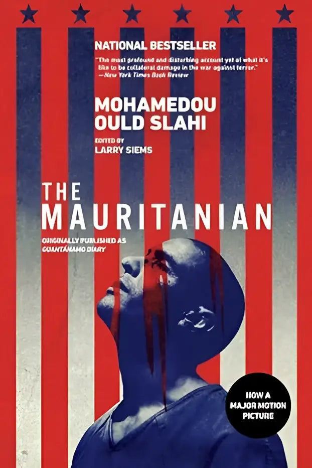 Het boekcover van mauritanian toont een blauwe silhouet van een man met bloed tegen een rood-witte achtergrond