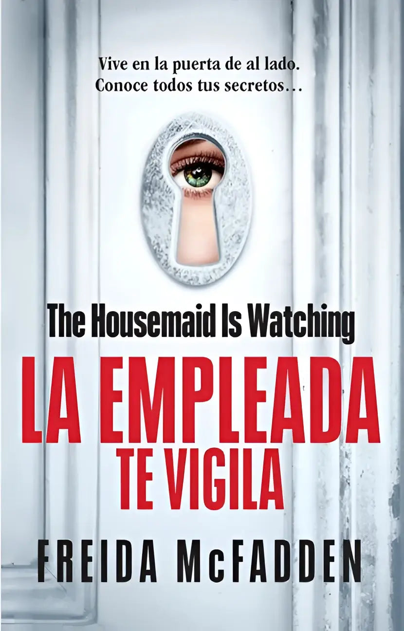 De housemaid is watching boekcover met een zilveren sleutelgat en een oog dat erdoor kijkt tegen witte panelen