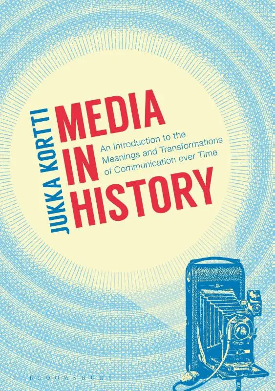 Illustratie van een blauwe vintagecamera op een lichtblauwe en crèmekleurige boekcover over de betekenissen en transformaties van communicatie in de geschiedenis