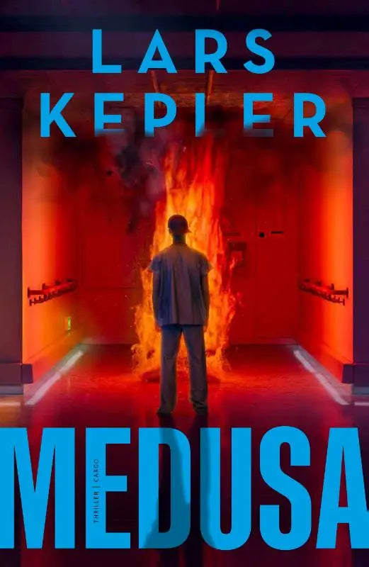Blauwtint boekcover van medusa door lars kepler met een figuur bij vuur in een gang literaire thriller joona linna