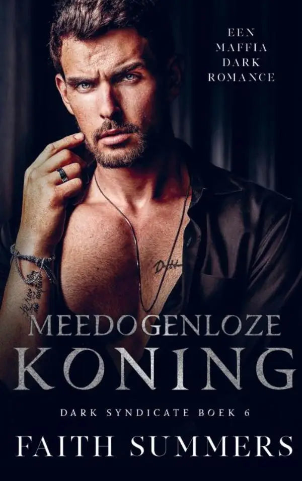 Donkere omslag van meedogenloze koning met man in open zwart overhemd, zilveren ketting en tatoeage