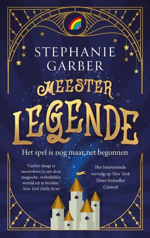 Het boek meester legende van stephanie garber heeft een donkerblauwe omslag met gouden letters en versierde bogen, uitgeverij rainbow