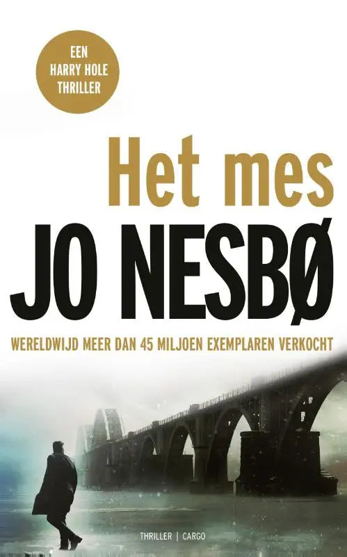 De literaire thriller het mes van jo nesbø met zwarte en gouden letters en een mistig brugdecor is een harry hole boek