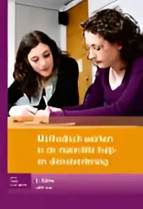 Twee vrouwen zitten aan tafel en bestuderen methodisch werken in de materiële hulp bsl media producthandleiding