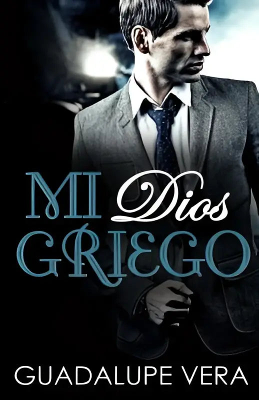 Het boek mi dios griego toont een man in een donkergrijs pak met witte blouse en patroon stropdas tegen een sfeervolle achtergrond