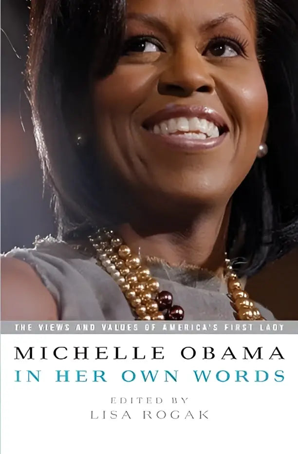 Boekomslag van michelle obama in haar eigen woorden met haar glimlach en gouden kralenketting