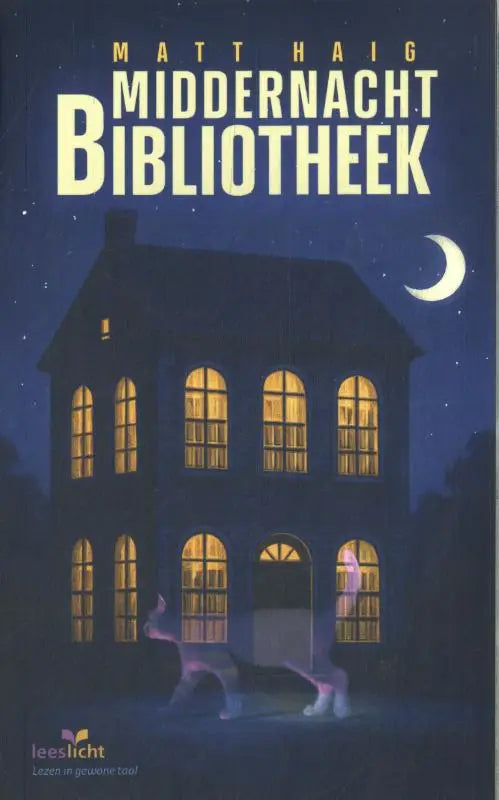 De boekcover van Middernachtbibliotheek toont een donkerblauwe nacht met maan en verlichte ramen van een huis