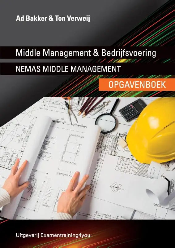 Gele harde helm met glanzende afwerking liggend op bouwtekeningen voor middle management bedrijfsvoering opgavenboek