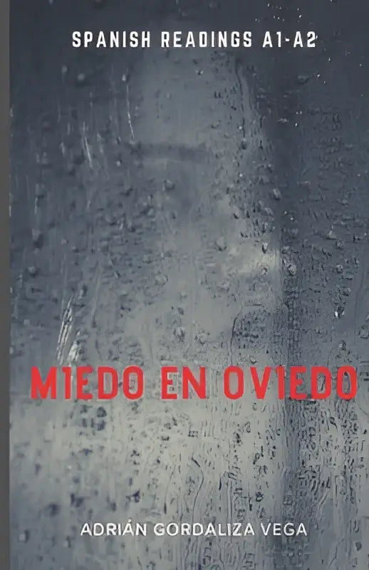De voorkant van het boek miedo en oviedo toont de titel in rode letters op een grijze, natte glasachtige achtergrond voor spanish graded reading