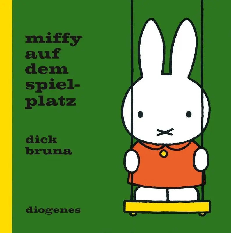 Witte konijnfiguur miffy auf dem in oranjekleurige jurk met gele knoop zittend op schommel tegen groene achtergrond