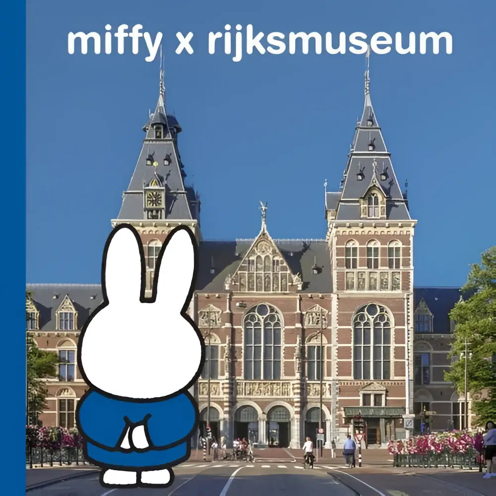 Witte miffy cartoonfiguur met blauwe outfit voor rijksmuseum in miffy x rijksmuseum nederlandstalig hardback