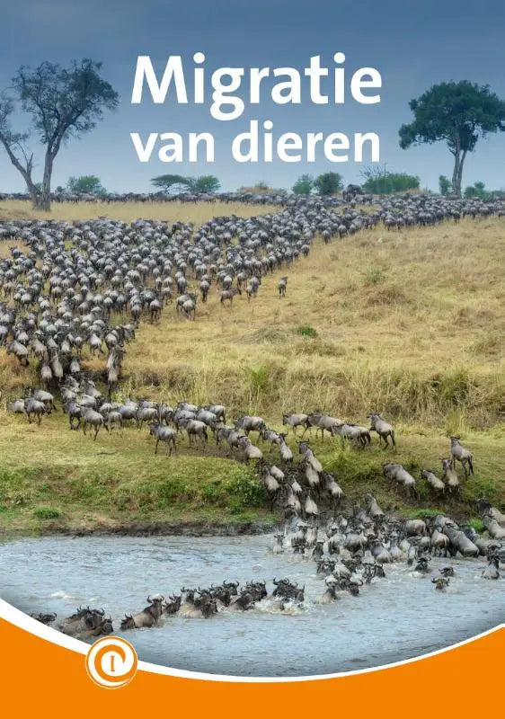De cover van het boek migratie van dieren toont een grote kudde grijze gnoes die een rivier oversteken in de africaanse savanne voor jonge lezers