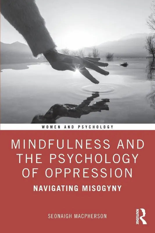 Boekcover met zwart-witfoto van open hand boven water voor mindfulness en psychologie navigeren door misogynie van seonaigh macpherson
