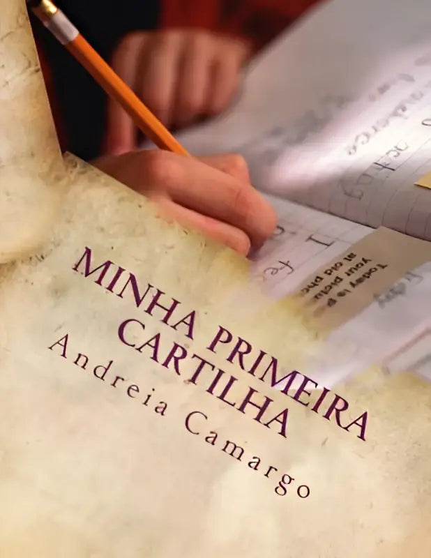 De boek minha primeira cartilha van andreia camargo met een beige textuur en paarse letters voor vroege geletterdheid