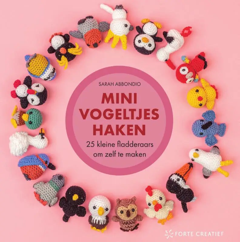 Een kleurrijke collectie gehaakte minivogeltjes van sarah abbondio uit het boek minivogeltjes haken rondom de cover