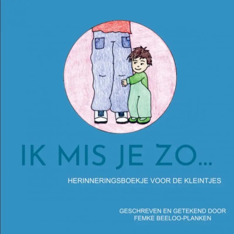 Blauw herinneringsboekje ik mis je zo met illustratie van kind in groene tuinbroek die volwassen broek vasthoudt voor jonge lezers