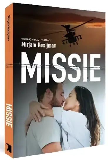 De boekcover van missie door mirjam kooiman toont een romantische omhelzing tegen een oranje en grijze lucht en scholten uitgeverij
