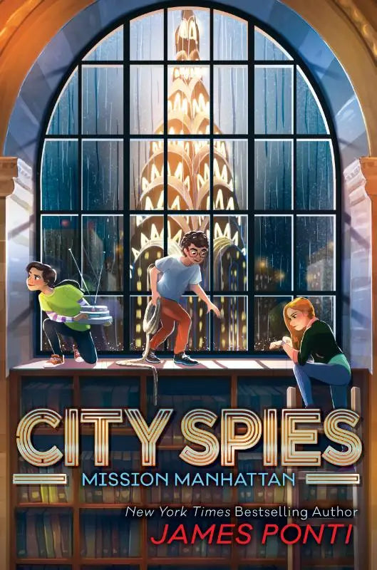 De cover van het kinderboek city spies mission manhattan toont drie kinderen op een boekenplank met uitzicht op een regenachtige stad