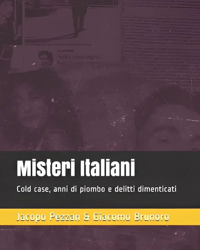 De boekcover van misteri italiani toont de titel in witte letters op een donkerpaarse achtergrond met oude foto’s