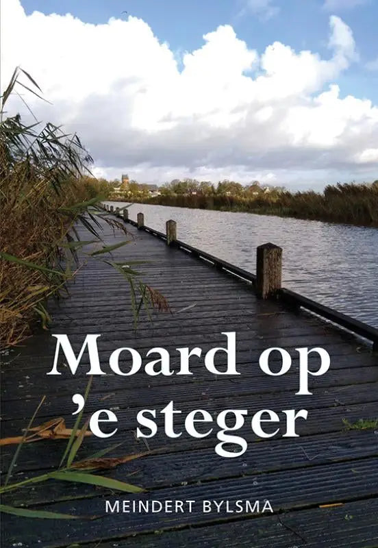 De boekcover van moard op e steger door meindert bylsma toont de titel in witte serif letters en de auteursnaam eronder