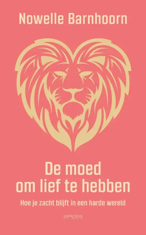 Een stylized gouden leeuwenkop binnen een hartvorm op koraalroze achtergrond voor zacht blijft in harde wereld