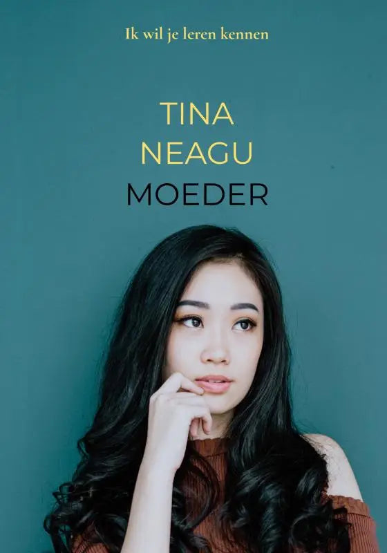 De boekcover van Moeder ik wil je leren kennen toont een vrouw met lang donker golvend haar en een bruine top