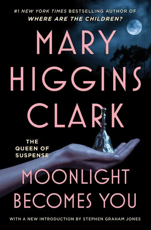 Een zilveren bel rust in een open handpalm tegen een donkere maanlichte achtergrond moonlight becomes you