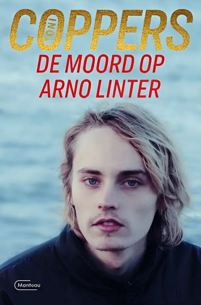 Boekcover van de thriller de moord op arno linter met jonge man met lichtblond haar en blauwe ogen in donker hoodie