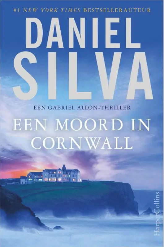 Boekcover van een moord in cornwall toont een verlichte witte stenen villa op een klif bij zee tijdens schemering