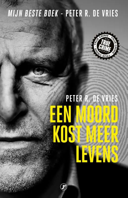 Zwart-wit boekcover met close-up portret van peter r. in true crime titel een moord kost meer levens