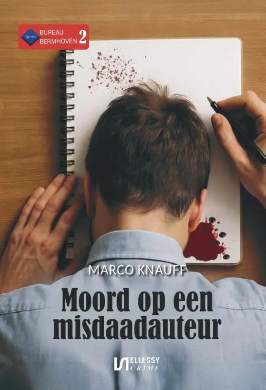 Persoon met kort bruin haar en lichtblauw overhemd buigt zich over een wit spiraalgebonden notitieboek bij moord op een misdaadauteur