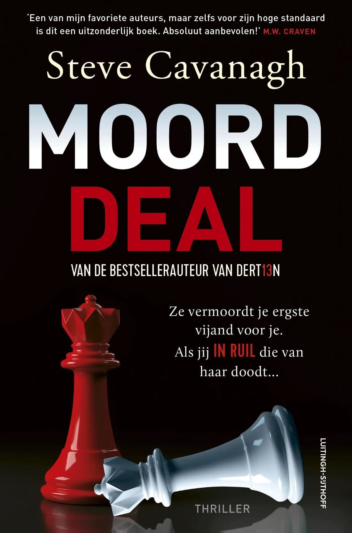 Rood-witte schaakstukken met een rode koning die rechtop staat naast een gevallen witte koning op moorddeal van steve cavanagh luitingh sijthoff