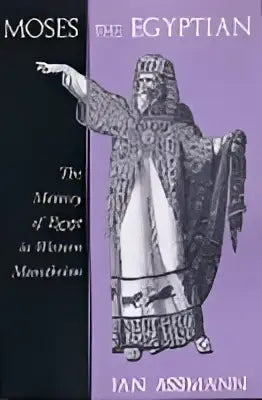 De voorkant van het boek moses the egyptian van ian assmann met een zwart-wit illustratie op paarse achtergrond
