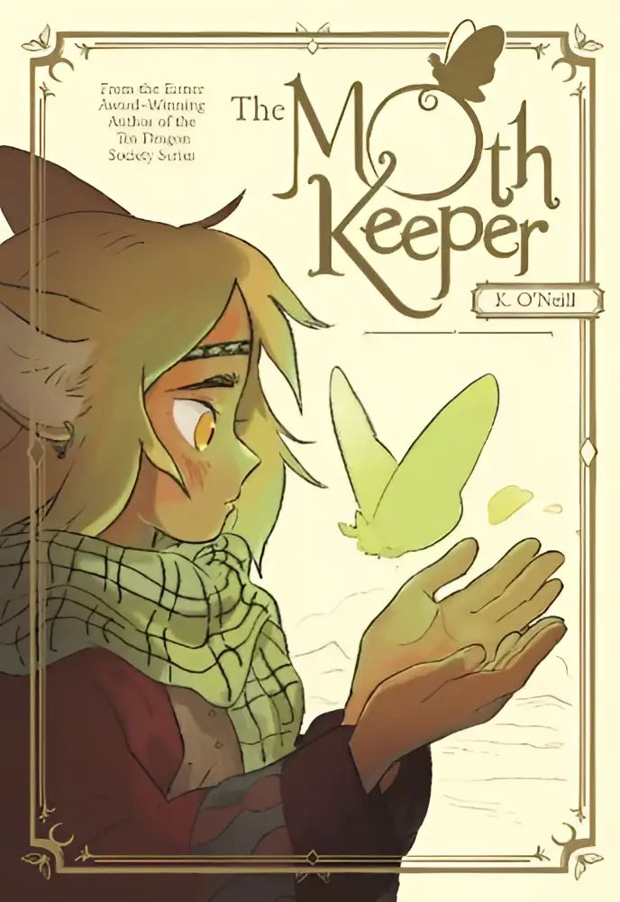 The moth keeper boekomslag toont een personage met goudbruin haar en groene geruite sjaal die een gloeiende groenachtige mot nadert, gericht op jonge lezers