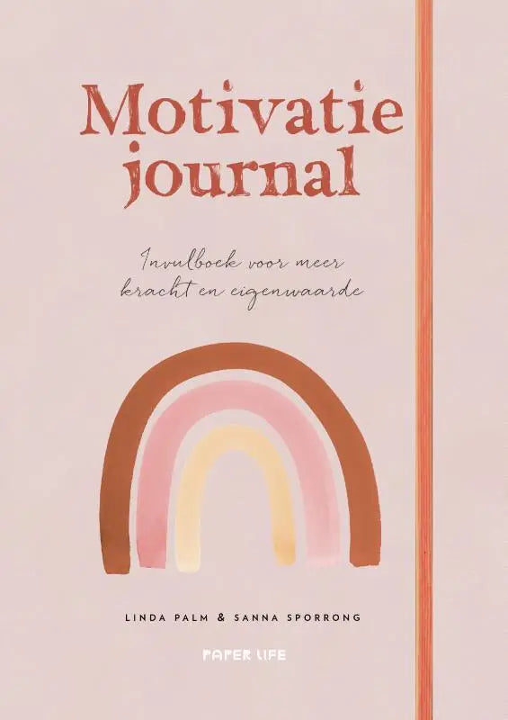 Een zachtroze motivatiejournaal met een waterverf regenboog en de titel motivatie journaal in terracotta letters