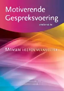 De softcover motiverende gespreksvoering van mogens hjorten heeft een paars-roze verloop met witte tekst, relevant voor klinische psychologie