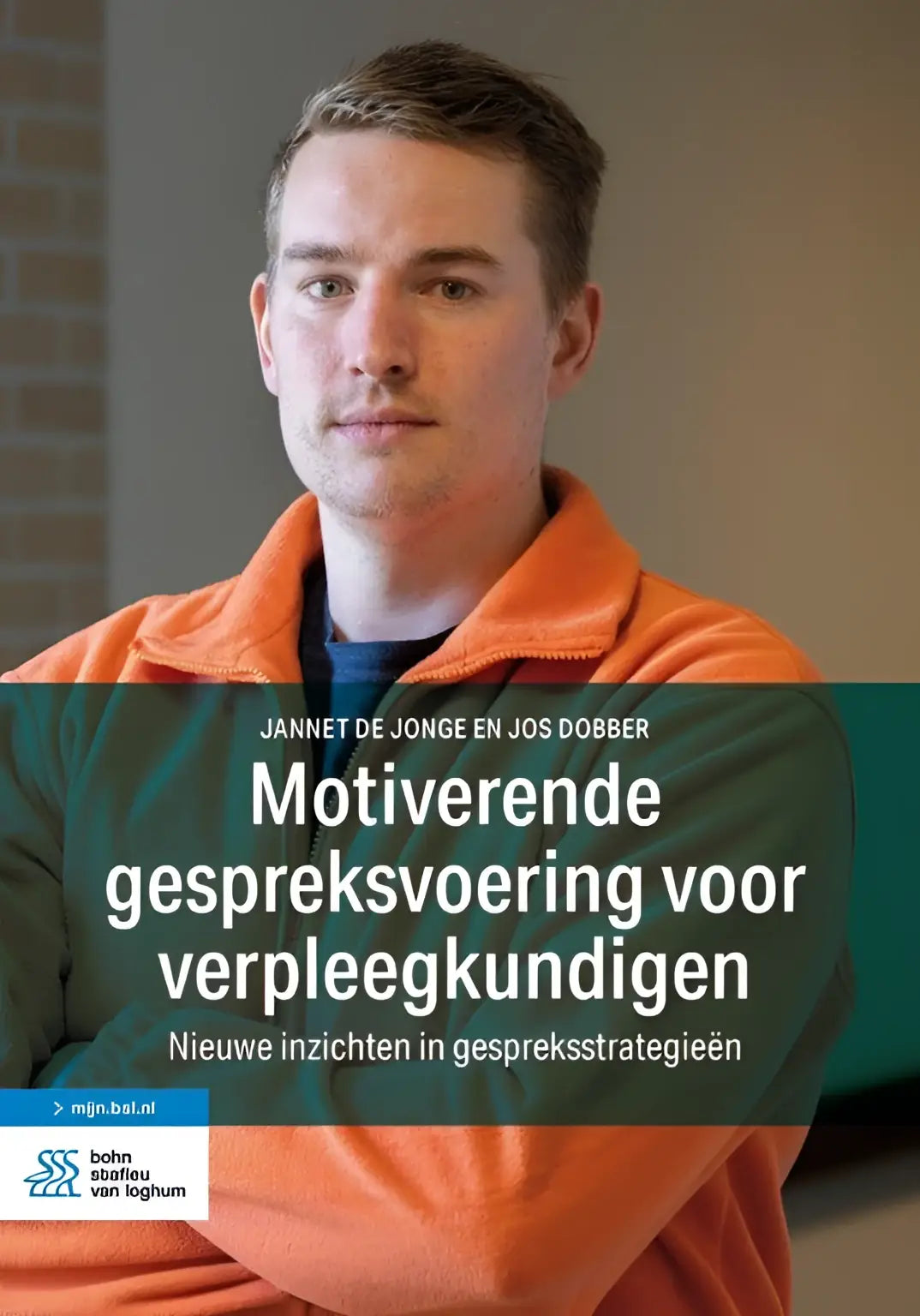 Man met kort bruin haar draagt een oranje fleecejas bij motiverende gespreksvoering voor verpleegkundigen bsl media jos dobber