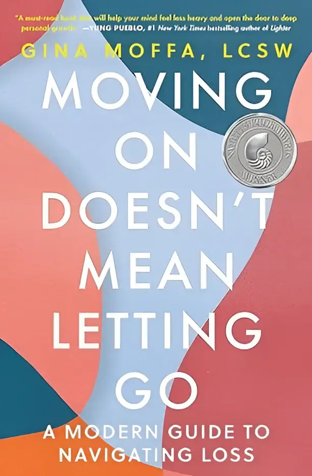 De boekomslag van moving on doesnt mean letting go toont witte tekst op een kleurrijke abstracte achtergrond in oranje blauw en rood