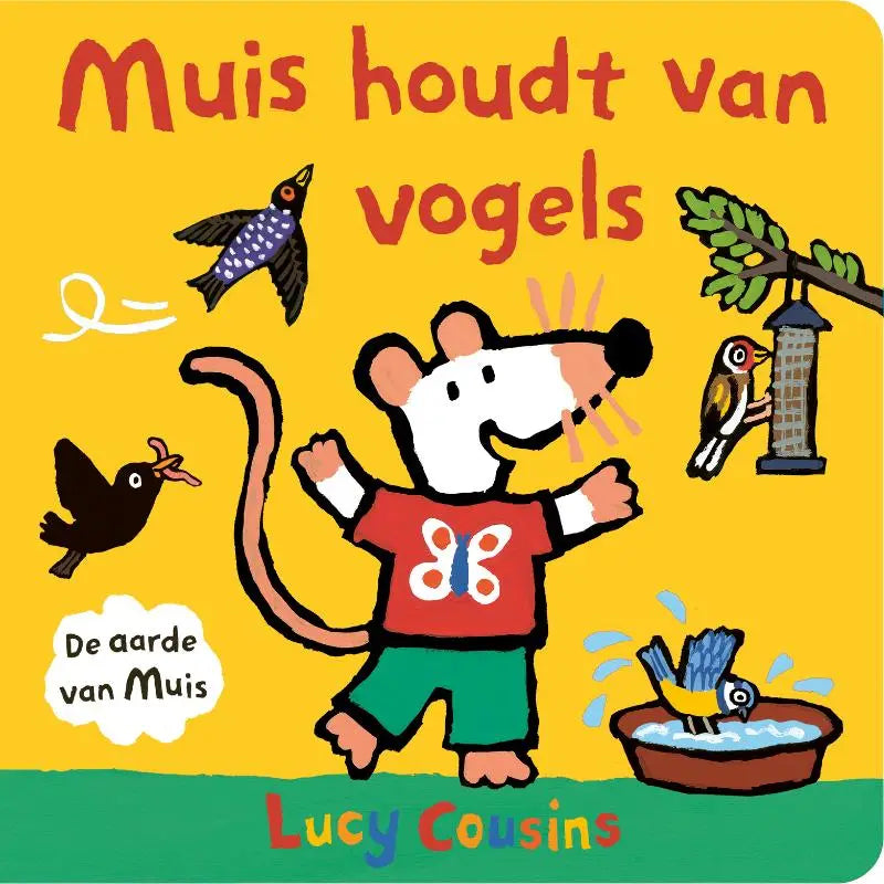 Een vrolijke witte muis draagt een rood shirt met vlinderdessin en groene korte broek voor jonge lezers muis houdt van vogels