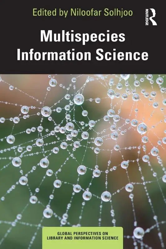 De voorkant van het boek multispecies information science toont dauwdruppels op een spinnenweb tegen een vaag natuurlijke achtergrond