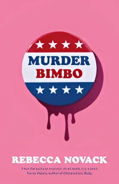 Buttonvormige rode witte en blauwe badge met sterren en de tekst murder bimbo voor een gloriously deranged stylish literary thriller