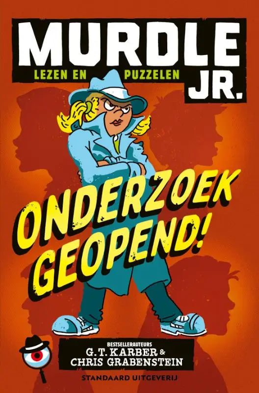 Een cartoon detective in een blauw trenchcoat en hoed staat zelfverzekerd op de cover van murdele jr lezen en puzzelen onderzoek geopend