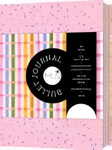 Roze mus bullet journal met patroon, zwart rond label en gestreepte accentpagina’s voor organiseren en notities