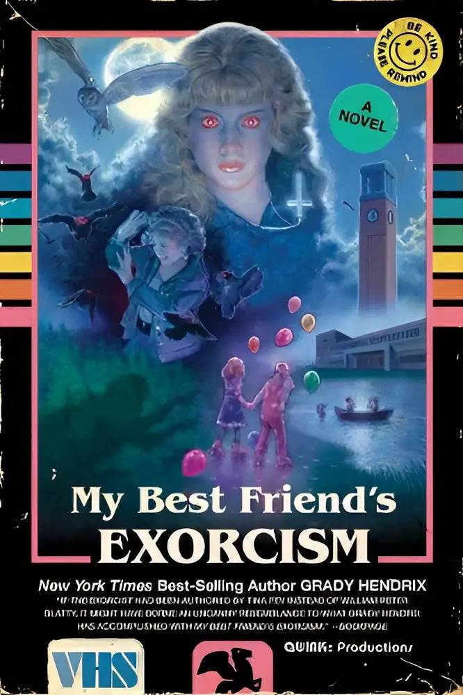 De vhs cover van my best friends exorcism door grady hendrix toont een centrale illustratie met gloeiende rode ogen