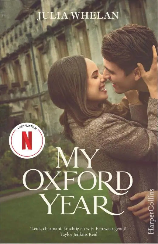 De cover van de netflixfilm my oxford year door julia whelan toont een romantische scène bij een oud stenen gebouw